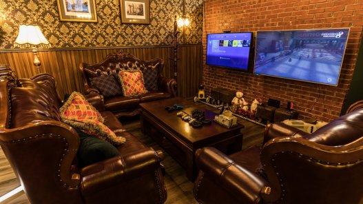 The Royal Club by the Proom-Party & Studio, Gallery image 1